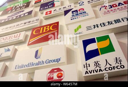 ---- Blick auf ein Logo von Aviva-COFCO Lebensversicherungen und anderen Unternehmen und Finanzinstitute in Zhengzhou City, Central China Provinz Henan, 9. Stockfoto