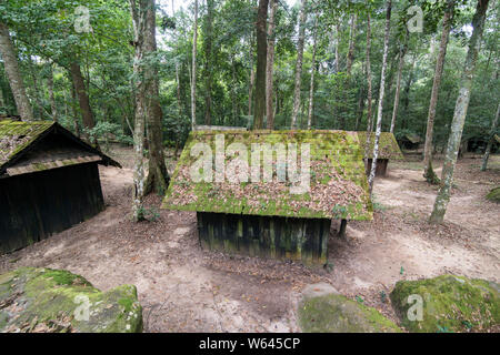 Die Holzhäuser der militärischen Akademie und Schule an der Phu Hin Rong Kla National Park in der Nähe der Stadt Phitsanulok im Norden von Thailand. Thai Stockfoto