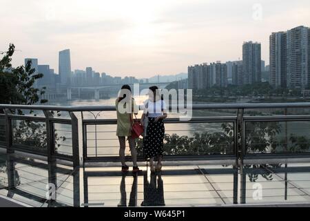 Besucher genießen Sie den Blick, wie Sie entlang einer Skywalk 20 Meter über dem Boden an der Liziba Station in Chongqing, China, 4. September 2018 laufen. Es ist amaz Stockfoto