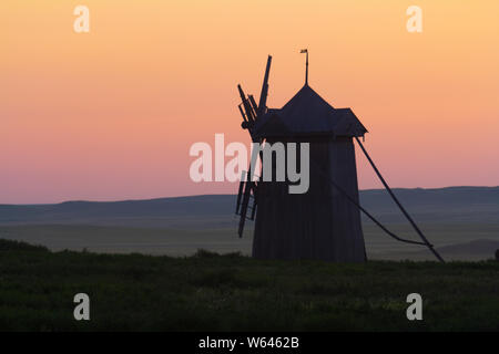 Windmühle mit dem Gebrochene Schaufeln bei Sonnenuntergang Stockfoto