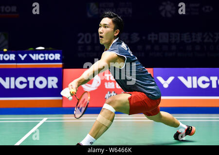 Kento Momota von Japan gibt einen Schuß zu Srikanth Kidambi von Indien in ihrer Viertelfinalegleichen der männlichen Singles während des Victor China Open 2018 Ich Stockfoto