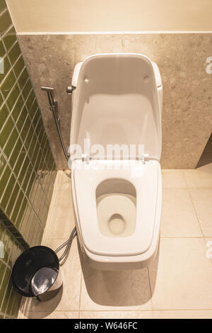 Toilette im Badezimmer. Wc-Schüssel luxuriöses, modernes Bad. Stockfoto