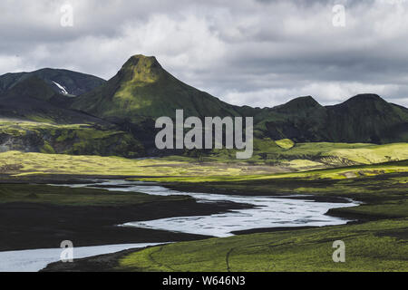 Blick auf Lakagigar schwarzen vulkanischen Wüste in Island Skaftafell National Park mit Fluss und Volcano Peak. Schwarzer Sand, Asche und Moos. Stockfoto