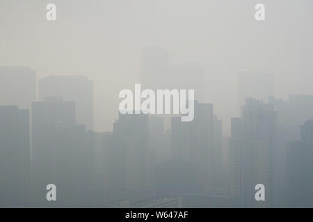 Hochhäuser sind vage in schweren Smog in Peking, China, 28. September 2018. Luftverschmutzung in Peking Emergency Response Office ein Stockfoto
