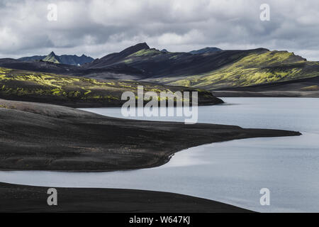 Blick auf Lambavatn See in Lakagigar vulkanische Wüste in Island Nationalpark Skaftafell. Landschaft mit schwarzen Sand, Asche und Moos. Stockfoto