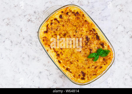 Klassische Lasagne mit Bolognese Sauce auf weißem Hintergrund. Flach. Ansicht von oben Stockfoto