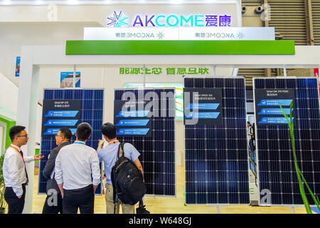 ---- Leute besuchen den Stand der Chinesischen Solar Park Entwickler Akcome Technologie während einer Ausstellung in Shanghai, China, 28. Mai 2018. Chinesische solar Stockfoto