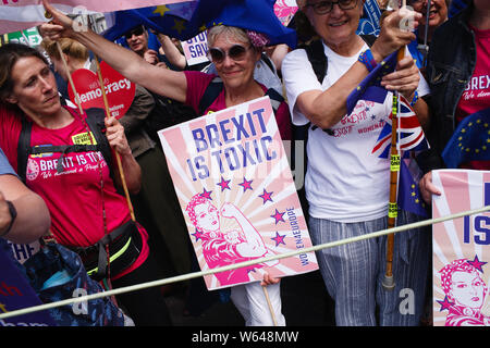 Juli 20, 2019, London, Vereinigtes Königreich: "Frauen 4 Europa" Demonstranten sammeln im Park Lane vor der anti-Brexit 'March für den Wandel" in London. Quelle: David Cliff/SOPA Images/ZUMA Draht/Alamy leben Nachrichten Stockfoto