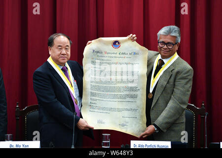 Lima, Peru. 30. Juli, 2019. Chinesischen Nobelpreisträger Mo Yan (L) zeigt seine Bescheinigung über die Ehrendoktorwürde in Lima, Peru, 30. Juli 2019. Chinesischen Nobelpreisträger Mo Yan wurde die Ehrendoktorwürde der Päpstlichen Katholischen Universität von Peru (Pucp) am Dienstag verliehen. Credit: Xin Yuewei/Xinhua/Alamy leben Nachrichten Stockfoto