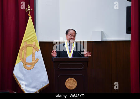 Lima, Peru. 30. Juli, 2019. Chinesischen Nobelpreisträger Mo Yan liefert eine Rede bei der Verleihung der Ehrendoktorwürde in Lima, Peru, 30. Juli 2019. Chinesischen Nobelpreisträger Mo Yan wurde die Ehrendoktorwürde der Päpstlichen Katholischen Universität von Peru (Pucp) am Dienstag verliehen. Credit: Xin Yuewei/Xinhua/Alamy leben Nachrichten Stockfoto