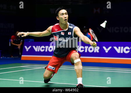 Kento Momota von Japan gibt einen Schuß zu Srikanth Kidambi von Indien in ihrer Viertelfinalegleichen der männlichen Singles während des Victor China Open 2018 Ich Stockfoto