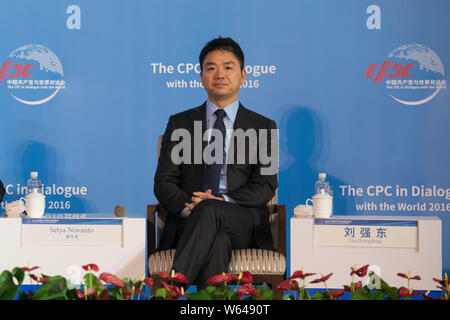 ------ Richard Liu Qiangdong, Vorsitzender und CEO von on-line-Einzelhändler JD.com, besucht einen Dialog in Chongqing, China, 14. Oktober 2016. Chinesische e-comme Stockfoto