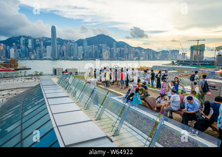 Menschen sehen Hong Kongs Victoria Harbour vom Sightseeing Plattform an der West Kowloon Bahnhof an der Guangzhou-Shenzhen - Hong Kong Express Ra Stockfoto