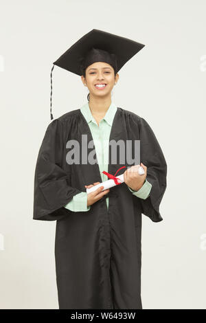 Student der Universität mit Abschluss Diplom Stockfoto