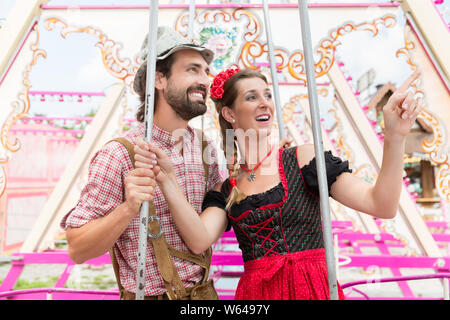 Frau und Mann mit einem Schwingen auf dem Oktoberfest Stockfoto
