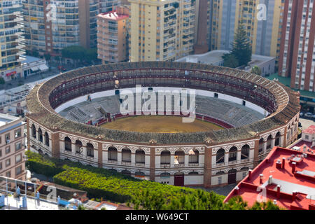 Stierkampfarena aus Alcazaba Gärten oder das Mirador del Castillo de Gibralfaro, die Plaza de Toros de La Malagueta, Málaga, Andalusien, Spanien gesehen Stockfoto