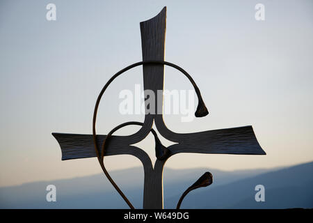 Metall Kreuz, individuell für Originalität, ein Grab zu markieren. Stockfoto