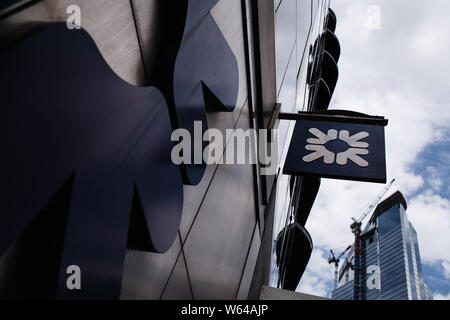 Juli 26, 2019, London, Vereinigtes Königreich: Eine Filiale der Royal Bank of Scotland (RBS) steht auf Threadneedle Street in der City von London. Vier großen britischen Banken, einschließlich der RBS, werden eingestellt, vorläufigen Zahlen in den kommenden Tagen zu lösen. Halbjahr Ergebnisse für Lloyds Banking Group sind am 31. Juli für Barclays am 1. August für RBS am 2. August und für HSBC am 5. August. RBS berühmt wurde eine massive Â £ 45,5 Mrd. rettungsfonds von der britischen Regierung während der Finanzkrise 2008, mit RBS-Vorsitzenden Sir Howard Davies Aufnahme im letzten Jahr, dass ein Jahrzehnt lange "Fokus auf Überleben" bedeutete, war es u Stockfoto