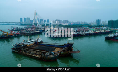 Fischerboote am Hafen in Vorbereitung für Typhoon typhoon Barijat, die 23. des Jahres, in der Stadt Haikou angedockt, South China Hainan Provinz, Stockfoto