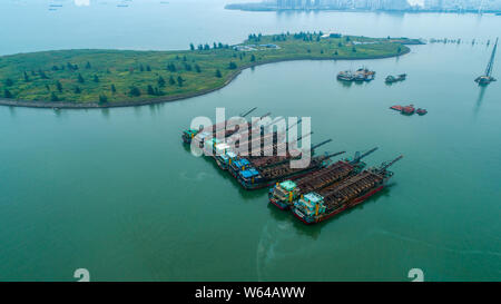 Fischerboote am Hafen in Vorbereitung für Typhoon typhoon Barijat, die 23. des Jahres, in der Stadt Haikou angedockt, South China Hainan Provinz, Stockfoto