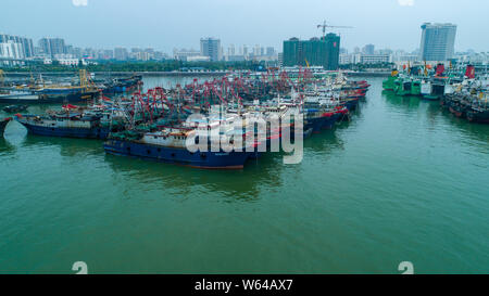 Fischerboote am Hafen in Vorbereitung für Typhoon typhoon Barijat, die 23. des Jahres, in der Stadt Haikou angedockt, South China Hainan Provinz, Stockfoto