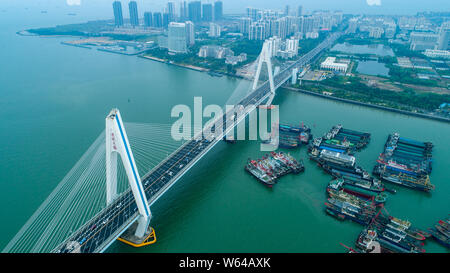 Fischerboote am Hafen in Vorbereitung für Typhoon typhoon Barijat, die 23. des Jahres, in der Stadt Haikou angedockt, South China Hainan Provinz, Stockfoto