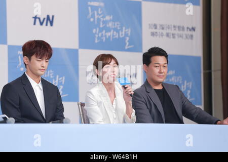 (Von links) Koreanische Sänger und Schauspieler Seo In-guk, Schauspielerin Jang Young-nam, und Schauspieler Park Sung-woong besuchen eine Pressekonferenz für die neue TV-Serie "T Stockfoto