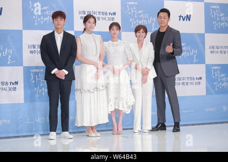 (Von links) Koreanische Sänger und Schauspieler Seo In-guk, Schauspielerin und Modell Seo Eun-soo, Schauspielerin So Jung-min, Schauspielerin Jang Young-nam, und Schauspieler Park gesungen - Stockfoto