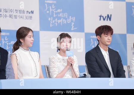 (Von links) Koreanische Schauspielerin und Model Seo Eun-soo, Schauspielerin So Jung-min und dem Sänger und Schauspieler Seo In-guk, besuchen eine Pressekonferenz für die neue TV-ser Stockfoto