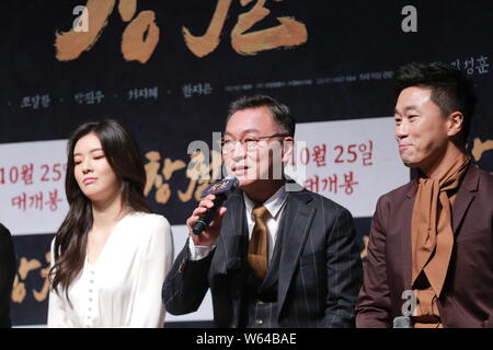 (Von links) Koreanische Sängerin und Schauspielerin Lee Sun-bin, Schauspieler Kim Eui-gesungen, und Jo Dal-hwan nehmen an einer Pressekonferenz für neuen Film "ZÜGELLOS" in Seo Stockfoto