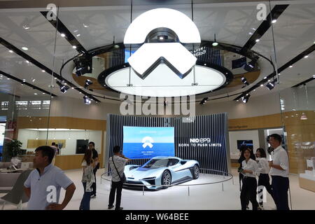 ---- Leute besuchen Sie den Stand von NIO während einer Ausstellung in Shanghai, China, 27. September 2018. Aktien von NIO Inc (NYSE: NIO) höher auf Frida verschoben Stockfoto