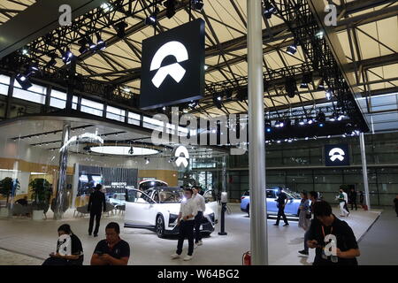 ---- Leute besuchen Sie den Stand von NIO während einer Ausstellung in Shanghai, China, 27. September 2018. Aktien von NIO Inc (NYSE: NIO) höher auf Frida verschoben Stockfoto