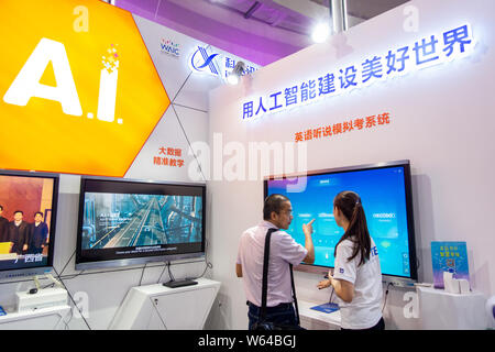 ---- Leute besuchen Sie den Stand von iFlytek während einer Ausstellung in Shanghai, China, 21. September 2018. Die Weiterentwicklung der Künstlichen Intelligenz Stockfoto