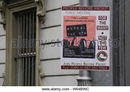 Ein Poster auf dem Display in Dublin kündigt eine Sitzung gegen Sparkurs, den die Menschen vor Profit Partei gehalten werden. Stockfoto