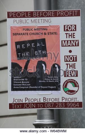 Ein Poster auf dem Display in Dublin kündigt eine Sitzung gegen Sparkurs, den die Menschen vor Profit Partei gehalten werden. Stockfoto