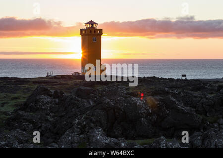 Svortuloft Leuchtturm, Hellissandur in der snæfellsjökull Nationalpark, Snaefellsbaer, Island. Orange Sonnenuntergang, gute sonniges Wetter. Stockfoto