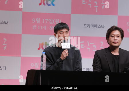 Koreanische Schauspieler Yoo Jae-Myung, rechts, und Ji Soo nehmen an einer Pressekonferenz Neue JTBC drama Spezielle "Ping Pong Ball" in Seoul, Südkorea Stockfoto