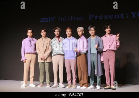 (Von links) Jinyoung, Youngjae, Mark, Jackson, BamBam, JB, und Yugyeom, der Koreanischen boy Band 7 ein Schaufenster dritte Studio Album teilnehmen Stockfoto