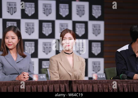 (Von links) Koreanische Schauspielerin Kim Jae-hwa, Shin Ji der Koreanischen Tanz und hip hop Gruppe Koyote und Schauspielerin Lee Yu-bi nehmen an einer Pressekonferenz Stockfoto