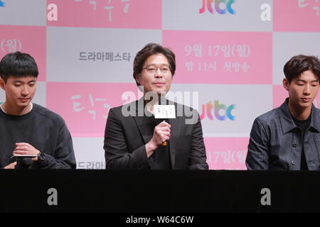 Koreanische Schauspieler Yoo Jae-Myung, Mitte, und Ji Soo, Rechts, an einer Pressekonferenz Neue JTBC drama Spezielle "Ping Pong Ball" in Seoul zu fördern, also Stockfoto