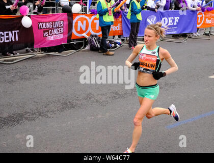 Virgin Money London Marathon 2019 - lange Distanz (26 km) Rennen jedes Jahr veranstaltet und seit 1981 nach der Feststellung von Chris Brasher und John disley unmittelbar nach Brasher im New York City Marathon lief. Rund 33000 Teilnehmer, vor allem Amateuren laufen für Nächstenliebe, geht ein Feld der Elite Athleten (männlich und weiblich), Rollstuhl Racers, und para-Athleten, einschließlich der Sehbehinderte, die in der Regel mit 'Führungen' ausführen. Stockfoto