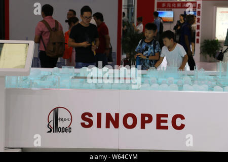 ---- Leute besuchen Sie den Stand von China Petroleum und Chemical Corporation (sinopec) während einer Expo in Chongqing, China, 23. August 2018. Staatliche Stockfoto