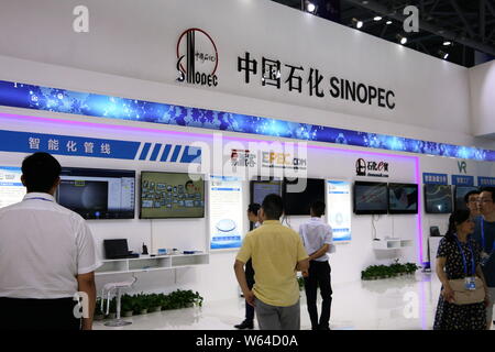 ---- Leute besuchen Sie den Stand von China Petroleum und Chemical Corporation (sinopec) während einer Expo in Chongqing, China, 23. August 2018. Staatliche Stockfoto