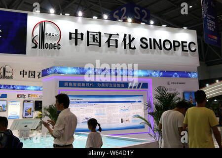 ---- Leute besuchen Sie den Stand von China Petroleum und Chemical Corporation (sinopec) während einer Expo in Chongqing, China, 23. August 2018. Staatliche Stockfoto