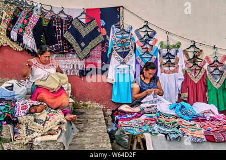 Mexiko, Cuetzalan Stadt, näherinnen Arbeiten auf der Straße Stockfoto