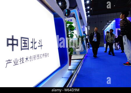 ---- Leute besuchen Sie den Stand von BeiDou während einer Ausstellung in Shanghai, China, 9. November 2017. Die Industrie mit Chinas BeiDou navigat verbunden Stockfoto