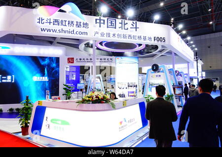 ---- Leute besuchen Sie den Stand von BeiDou während einer Ausstellung in Shanghai, China, 9. November 2017. Die Industrie mit Chinas BeiDou navigat verbunden Stockfoto
