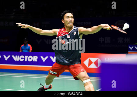 Kento Momota von Japan gibt einen Schuß zu Srikanth Kidambi von Indien in ihrer Viertelfinalegleichen der männlichen Singles während des Victor China Open 2018 Ich Stockfoto