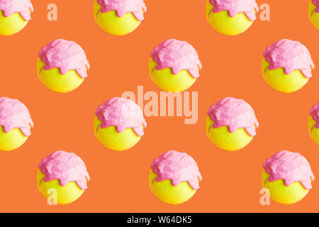 Tennis ball Pattern mit rosa Farbe - Eis Imitation - auf orange Coral abstrakt Hintergrund Stockfoto