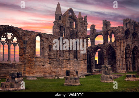 Ruinen von Whitby Abbey bei Sonnenuntergang. North Yorkshire, England Stockfoto